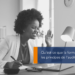Femme en video conférence sur son ordinateur portable et prenant des notes